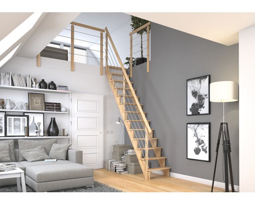 Wohnzimmer mit Holztreppe zum Dachboden, Bücherregal und grauem Sofa