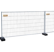 Bauzaun aus Metall mit Fußplatten