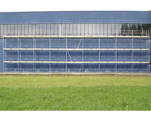 Aufnahme eines Fassadengerüsts vor einer blauen Wand