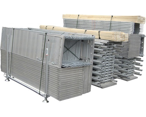 Stapel Gerüstbauteile aus Metall und Holz