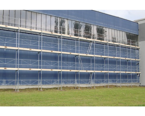 Ein Gerüst steht vor einer Fassade.
