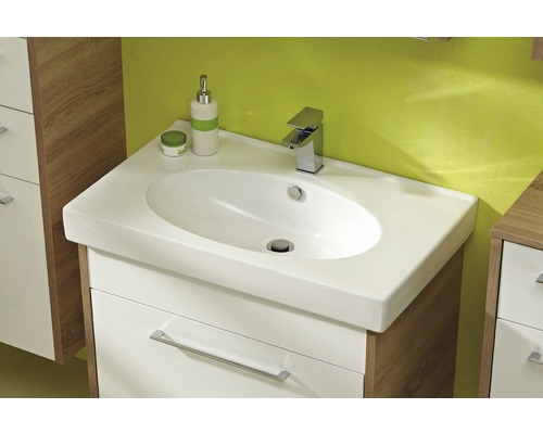 Waschtisch mit Unterschrank und Armatur im Badezimmer