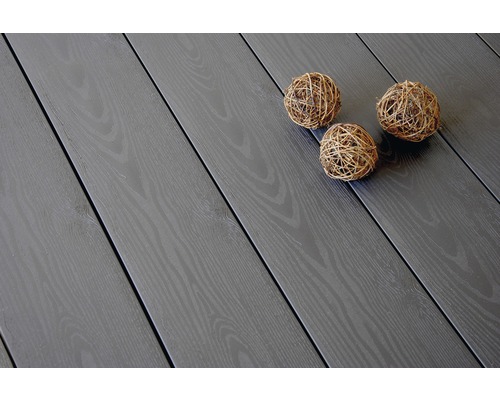 Graue Terrassendielen mit drei dekorativen Kugeln