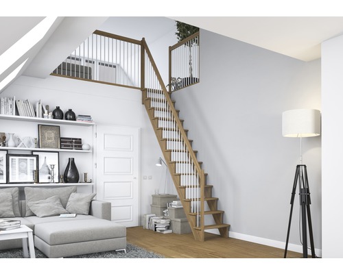 Helle Wohnungseinrichtung mit Holztreppe, Sofa und Bücherregal