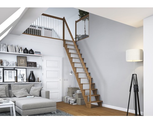 Holztreppe im Wohnzimmer mit Couch und Bücherregal