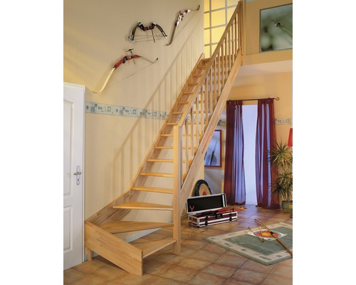 Holztreppe mit Geländer in einem Wohnraum mit Bogenausrüstung