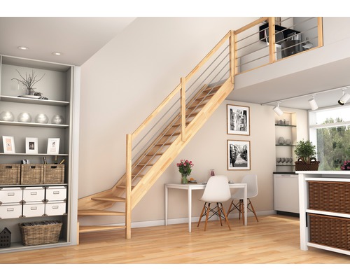 Helle Wohnung mit Holztreppe und Edelstahlgeländer