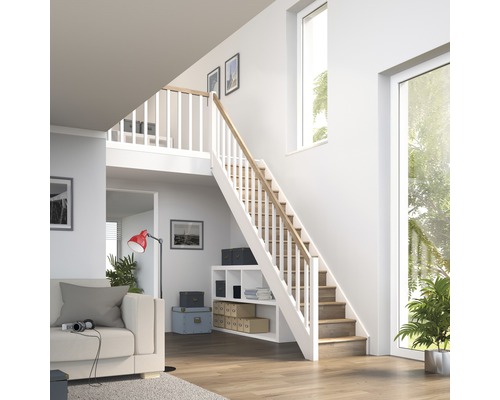 Heller Wohnraum mit Treppe, Regal und Sitzbereich