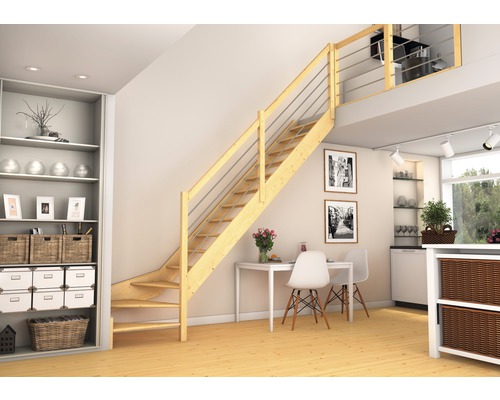 Wohnraum mit Holztreppe zum Obergeschoss, Regalen und Esstisch.