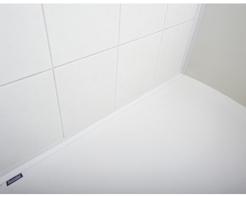 Detailansicht einer Badezimmerecke mit Fliesen und Badewanne