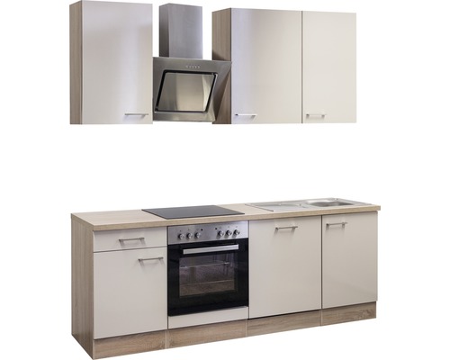 Ein Küchenblock mit Hängeschränken, Dunstabzugshaube, Herd, Spüle und Arbeitsplatte.