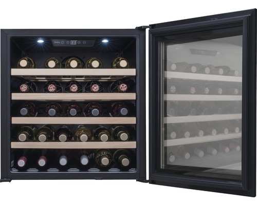 Offener Weinkühlschrank mit Holzregalen und Weinflaschen