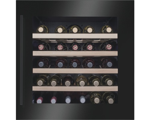 Weinlagerschrank mit Holzeinlegeböden und Weinflaschen