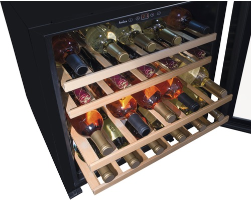 Weinlagerschrank mit mehreren Flaschen auf Holzregalen