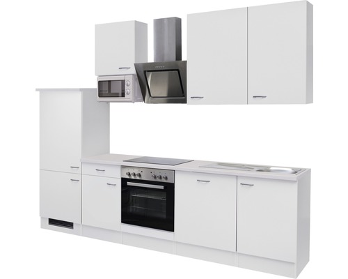 Weiße Küchenzeile mit Hängeschränken, Dunstabzugshaube, Mikrowelle, Herd und Spüle