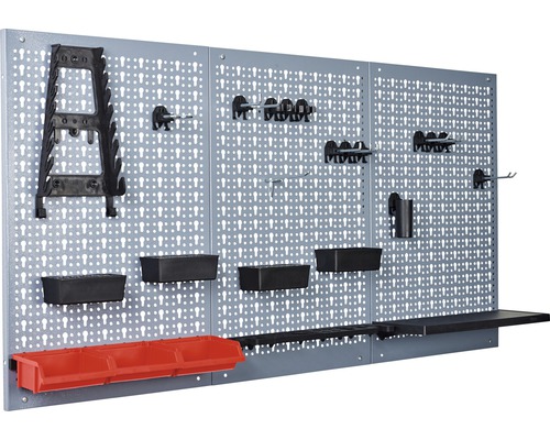 Lochplattenwand mit Werkzeugablagen und Haken zur Werkzeugorganisation