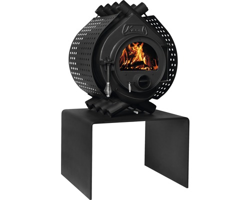 Kaminofen auf Sockel mit sichtbarem Feuer