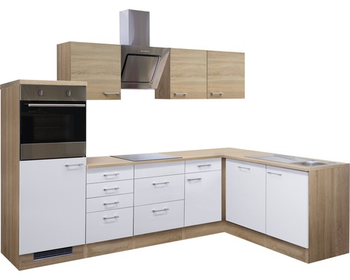 Komplette Küche mit Spüle, Kochfeld, Dunstabzugshaube und Backofen.
