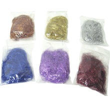 Sechs Packungen Bastelfäden in verschiedenen Farben in Plastikverpackungen