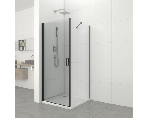 Begehbare Dusche mit schwarzem Rahmen und Duschtasse im Badezimmer