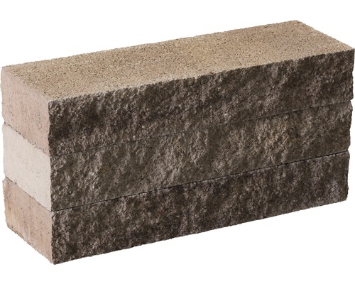 Stapel aus Betonsteinen für den Garten- und Landschaftsbau