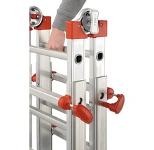 Detailansicht einer Mehrzweckleiter aus Aluminium mit roten Bedienelementen und einer Person, die eine Sprosse hält