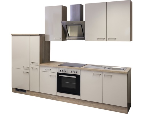 Küchenzeile mit Ober- und Unterschränken, Spüle, Herd und Dunstabzugshaube