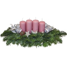 Adventskranz mit vier Kerzen, Tannenzweigen und Dekoration