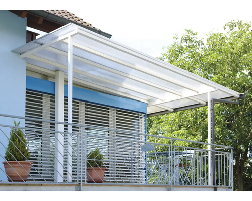 Balkon mit Überdachung aus transparentem Kunststoff und Stahlkonstruktion
