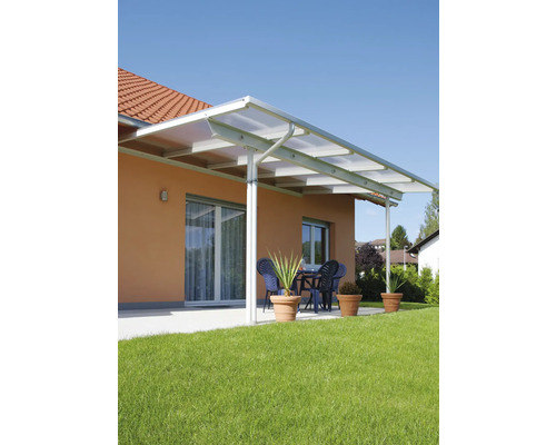 Terrassenüberdachung aus Aluminium und Polycarbonat an einem Haus mit Gartenmöbeln