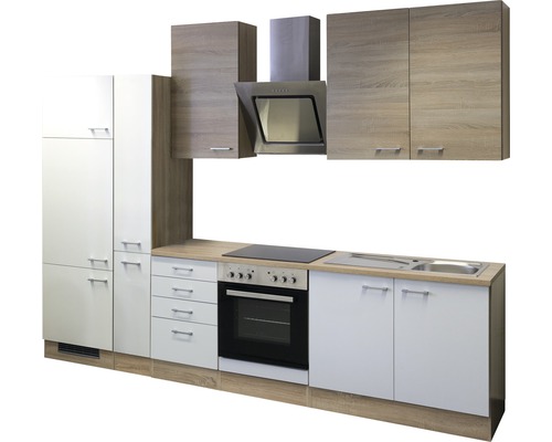 Küchenzeile mit Spüle, Herd, Backofen, Dunstabzugshaube und Schränken