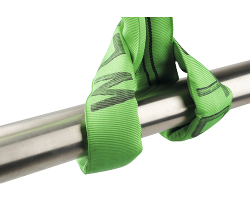 Textiles Anschlagmittel mit einem Metallrohr.