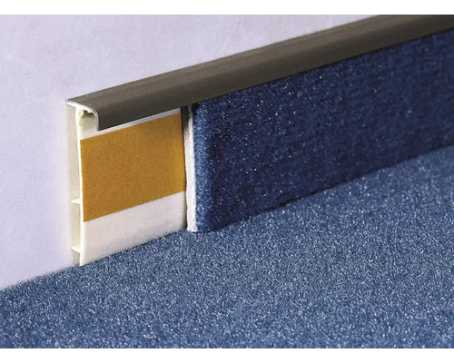 Sockelleiste mit Teppich für einen Bodenabschluss.