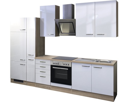 Einbauküche mit Hochschränken, Dunstabzugshaube, Kochfeld, Backofen und Spüle