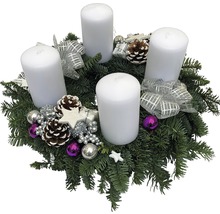 Adventskranz mit vier Kerzen, Tannenzweigen und Dekoration
