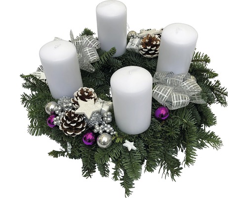 Adventskranz mit vier Kerzen, Tannenzweigen und Dekoration