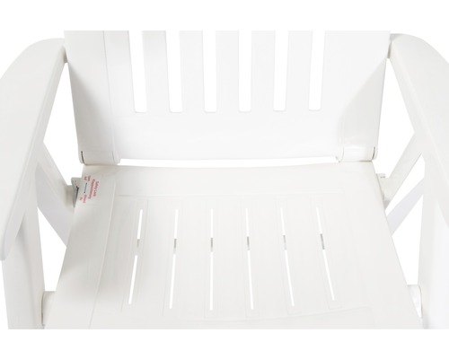 Detailansicht eines weißen Gartenstuhls aus Kunststoff