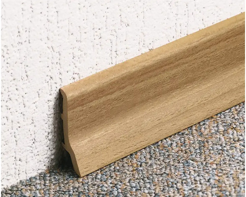 Sockelleiste aus Holzimitat an Wand und Teppichboden