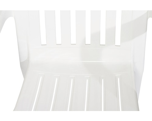 Detailansicht eines weißen Kunststoffstuhls mit vertikalen Schlitzen im Rücken- und Sitzbereich