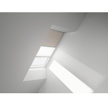 Dachfenster mit Verdunkelungsrollo und Plissee im Innenraum