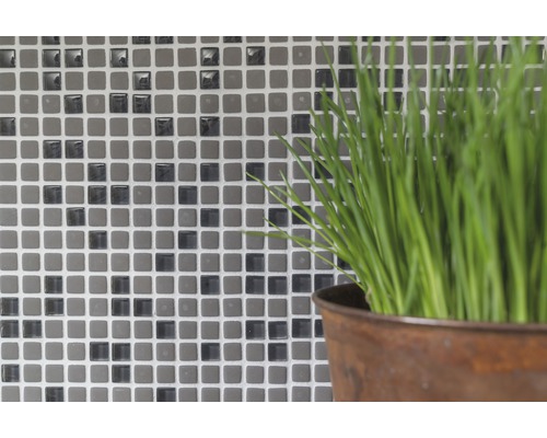 Mosaikfliesenwand mit Topfpflanze im Vordergrund