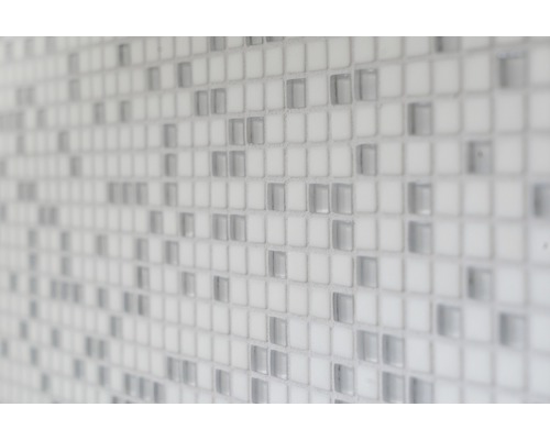 Nahaufnahme eines Mosaiks mit quadratischen, weißen und grauen Fliesen