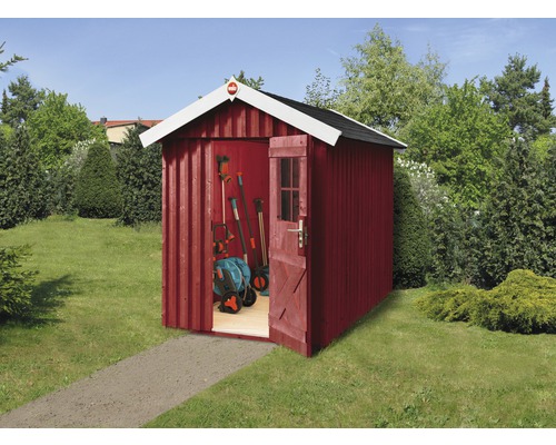 Gartenhaus weka Öland inkl. Fußboden 162 x 246 cm schwedischrot Gartenschrank aus Holz mit geöffneter Tür und Gartengeräten im Inneren.