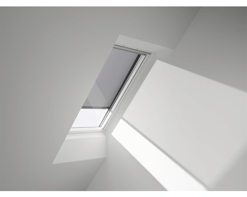 Dachfenster in einem hellen Raum