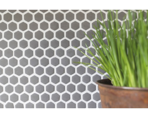 Graue, sechseckige Fliesen an der Wand