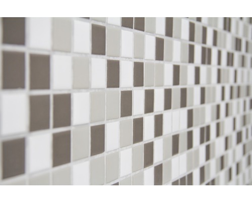 Mosaikfliesenwand mit quadratischen Fliesen