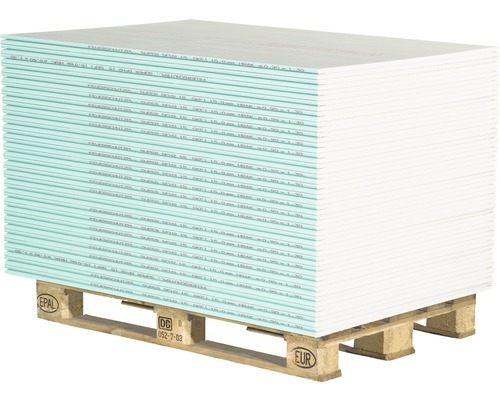 Stapel von Gipskartonplatten auf einer Palette