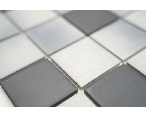 Nahaufnahme von Keramikmosaikfliesen in quadratischer Form