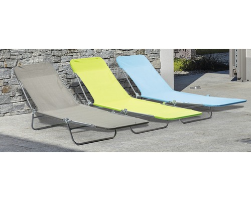 Drei farbige Sonnenliegen aus Stoff und Metall