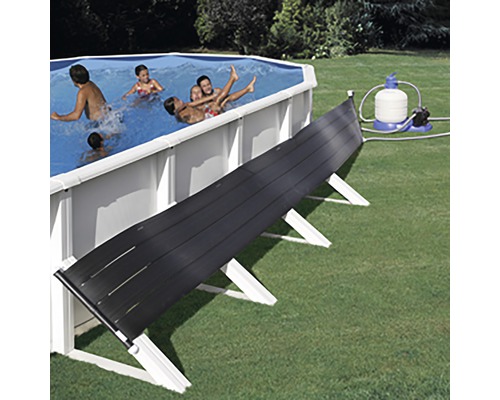 Schwimmbad mit Solarheizung und spielenden Kindern